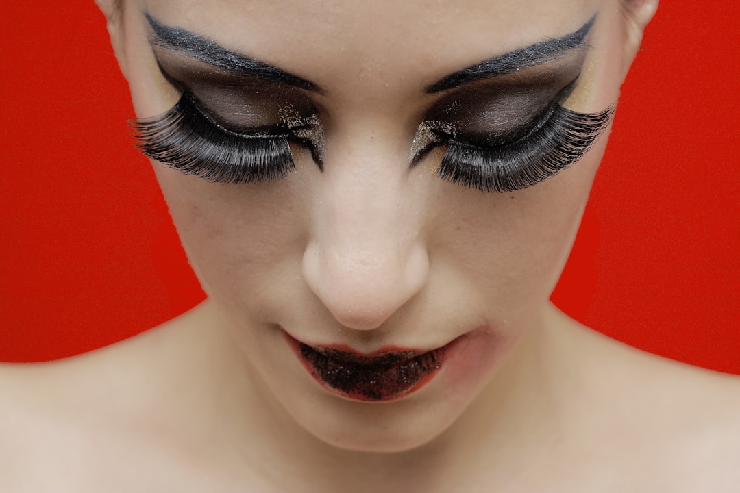 Dramatic eye makeup and long lashes, a beauty trend illustration.